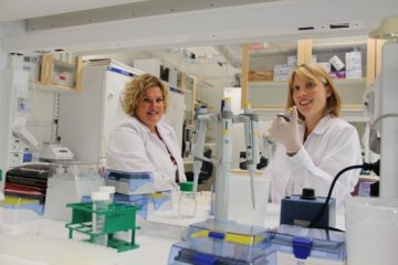 Två medarbetare på Proteomics laboratorium