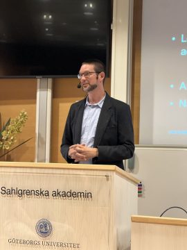 Justin Schneiderman i talarstolen